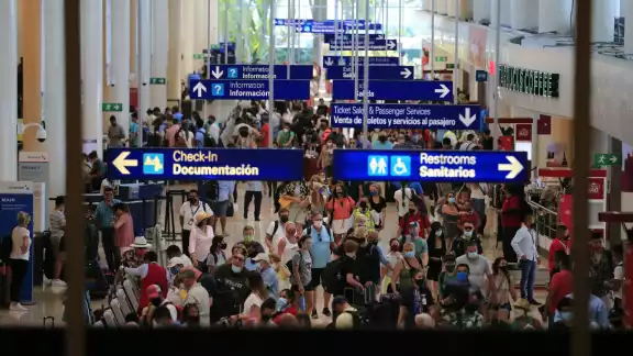 Las terminales aéreas de Cancún lucieron con afluencia de viajeros que llegaban y buscaban salir de Quintana Roo