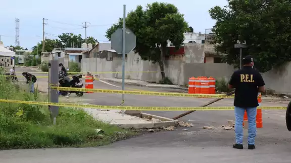 Según se dijo, el oficial fue atacado, golpeado y herido, ante lo cual usó su arma de cargo Según se dijo, el oficial fue atacado, golpeado y herido, ante lo cual usó su arma de cargo