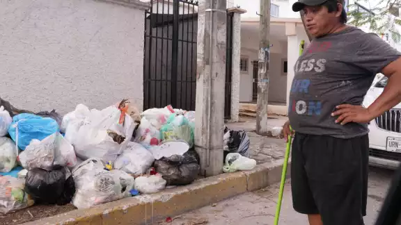 Mientras se resuelve el problema, se observan calles con basura Mientras se resuelve el problema, se observan calles con basura