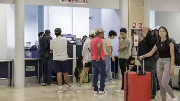 Algunos viajeros acusaron que tenían miedo de perder sus conexiones aéreas para llegar a su destino.