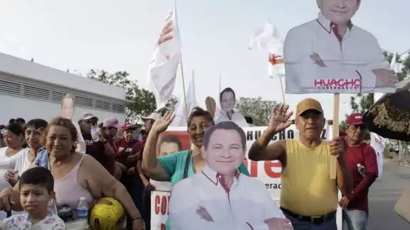 El candidato Joaquín Díaz Mena continúa con su campaña en Mérida El candidato Joaquín Díaz Mena continúa con su campaña en Mérida