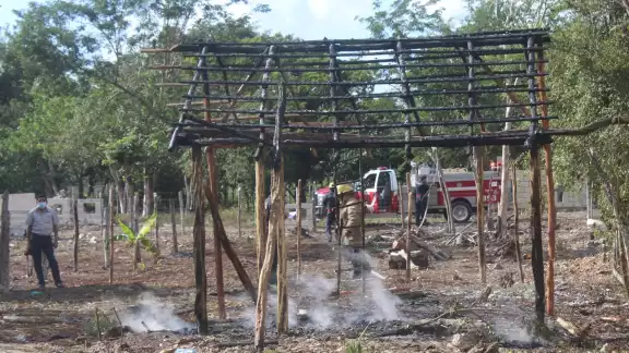 La estructura de una casa, ubicada en la calle 46 por 89, fue incendiada durante el enfrentamiento La estructura de una casa, ubicada en la calle 46 por 89, fue incendiada durante el enfrentamiento
