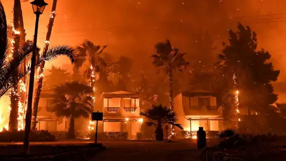 Un pueblo de la isla de Evia fue evacuado tras declararse un gran incendio en un bosque