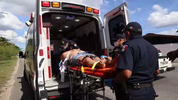 El conductor perdió el control provocando que se saliera de la carretera.