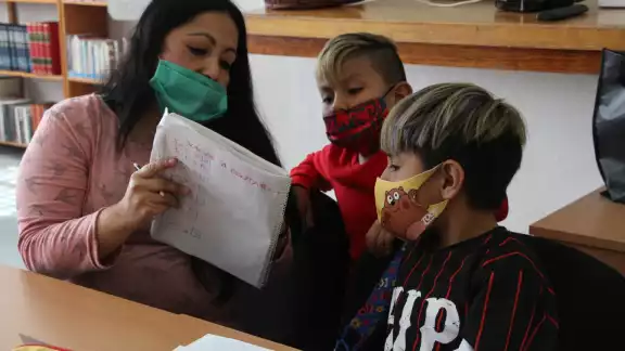 Los docentes están trabajando a través de las tecnologías, pero en contacto con los alumnos Los docentes están trabajando a través de las tecnologías, pero en contacto con los alumnos