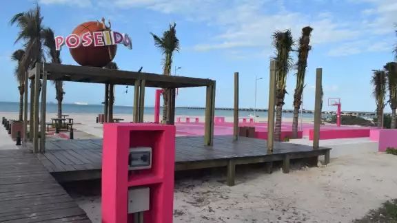 La nueva cancha de Progreso destacó por su color rosa La nueva cancha de Progreso destacó por su color rosa
