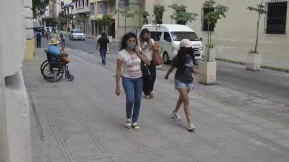 La activista brinda apoyo a las mujeres canalizándolas con un abogado o psicólogo La activista brinda apoyo a las mujeres canalizándolas con un abogado o psicólogo