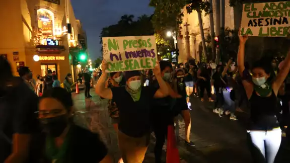 Yucatecas se unieron a la demanda colectiva nacional de interrupción del embarazo legal. Actualmente en el Estado se permite esta práctica bajo cinco causales Yucatecas se unieron a la demanda colectiva nacional de interrupción del embarazo legal. Actualmente en el Estado se permite esta práctica bajo cinco causales