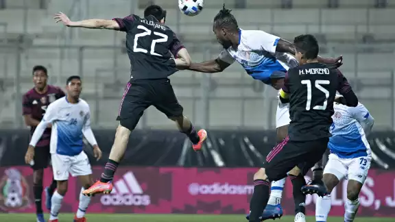 Cabezazo de Hirving Lozano en el aire Cabezazo de Hirving Lozano en el aire