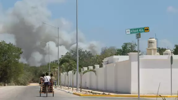 Habitantes de fraccionamientos cercanos al basurero de Chetumal indican afectaciones respiratorias y oculares por el humo