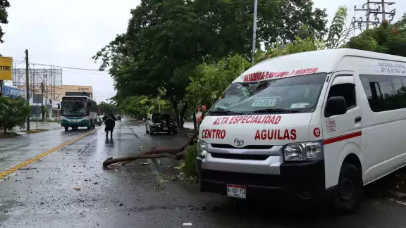 Al lugar llegaron paramédicos de la Secretaría de Seguridad Pública SSP para hacerse cargo del accidente Al lugar llegaron paramédicos de la Secretaría de Seguridad Pública SSP para hacerse cargo del accidente