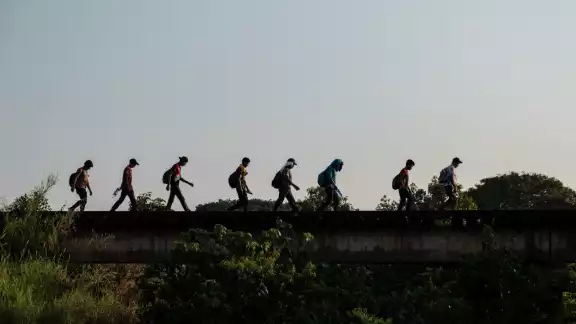 Migrantes cruzan por territorio nacional Migrantes cruzan por territorio nacional