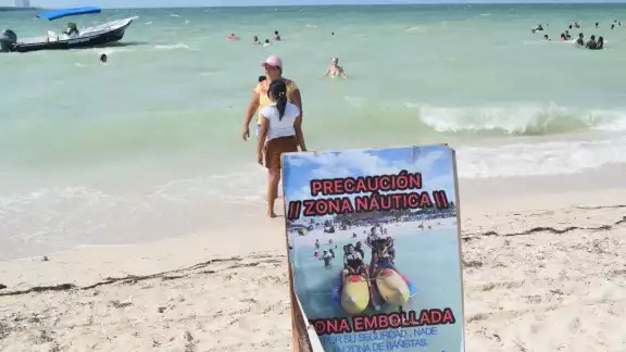 Los bañistas no respetan los letreros y en la zona brillan por su ausencia los uniformados para impedirselos