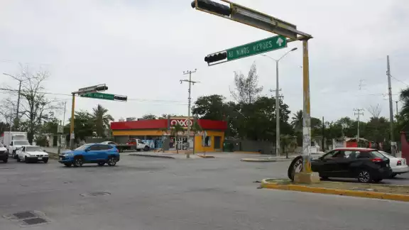 La falla en semáforos afecta a la movilidad de vehículos en Cancún, lo que podría provocar accidentes viales