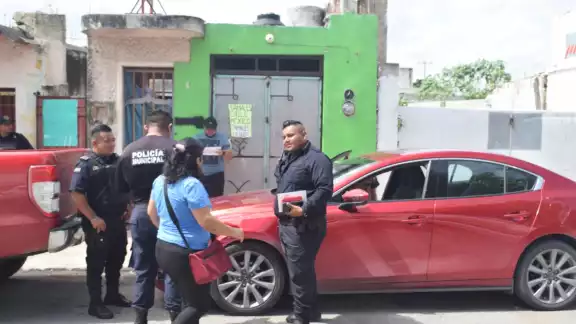 En uno de los autos viajaba una abuelita que sufrió una crisis nerviosa En uno de los autos viajaba una abuelita que sufrió una crisis nerviosa
