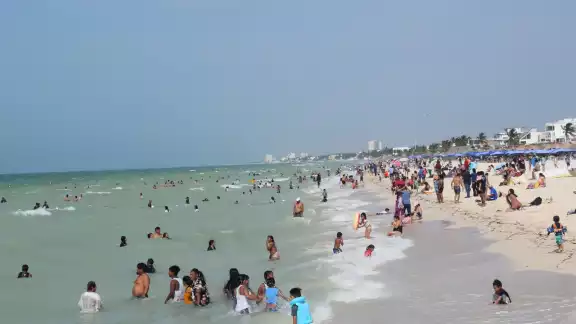 Los bañistas buscan el mar para calmar el calor este domingo Los bañistas buscan el mar para calmar el calor este domingo