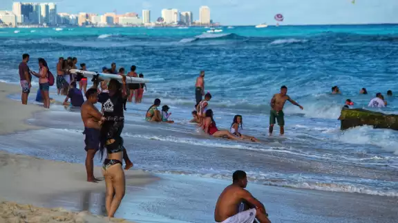 Los visitantes estaban optimistas de que las lluvias arruinaran sus planes de divertirse y nadar en el mar Los visitantes estaban optimistas de que las lluvias arruinaran sus planes de divertirse y nadar en el mar