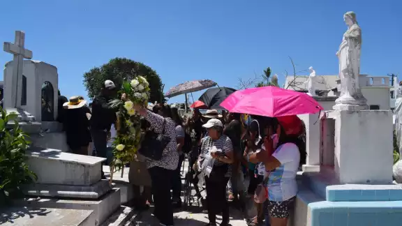 Familiares y amigos se reunieron a darle el último adiós al joven Familiares y amigos se reunieron a darle el último adiós al joven
