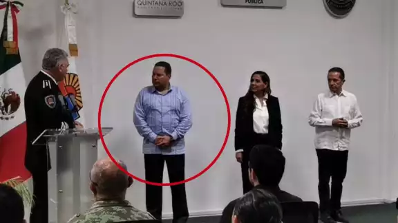 Manelich Castilla Craviotto recibió la placa policial que lo acredita como el nuevo secretario de Seguridad Pública de Quintana Roo Manelich Castilla Craviotto recibió la placa policial que lo acredita como el nuevo secretario de Seguridad Pública de Quintana Roo