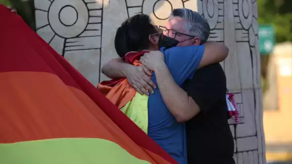 La orientación sexual de una persona es la atracción hacia mujeres, hombres o personas de uno y otro sexos, entre otros La orientación sexual de una persona es la atracción hacia mujeres, hombres o personas de uno y otro sexos, entre otros