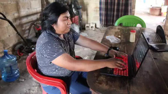 Desde pequeño escuchó hablar a sus padres en maya, pero reconoce que debe reforzar su aprendizaje Desde pequeño escuchó hablar a sus padres en maya, pero reconoce que debe reforzar su aprendizaje