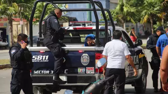 El hombre fue llevado a las instalaciones de la Policía en Cancún, acusado de robo en contra de una mujer mayor El hombre fue llevado a las instalaciones de la Policía en Cancún, acusado de robo en contra de una mujer mayor