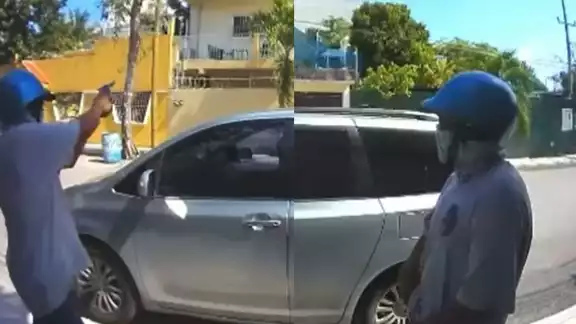 El hombre armado, que se cubrió la cabeza con un casco azul, disparó en reiteradas ocasiones a una vivienda en Playa del Carmen El hombre armado, que se cubrió la cabeza con un casco azul, disparó en reiteradas ocasiones a una vivienda en Playa del Carmen