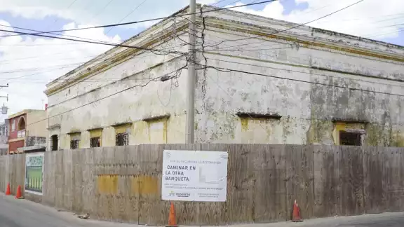El histórico inmueble, otrora orgullo de la sociedad del puerto está tapiado por maderas