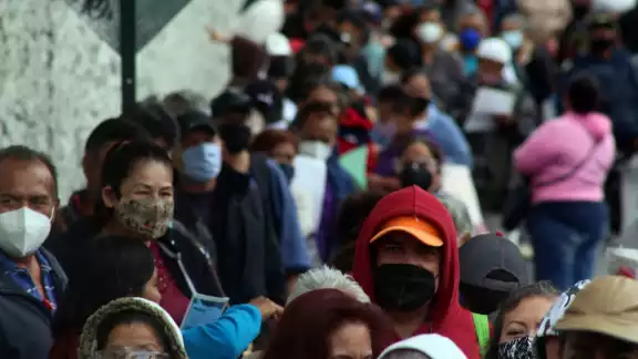 Personas se forman para recibir vacuna anticovid