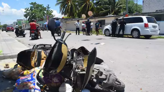En la camioneta venían 6 mujeres que fueron atacadas por vecinos de la zona En la camioneta venían 6 mujeres que fueron atacadas por vecinos de la zona