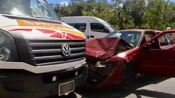 El menor y su madre fueron atendidos por paramédicos en el Arco Vial de Cancún tras el choque con la Van foránea El menor y su madre fueron atendidos por paramédicos en el Arco Vial de Cancún tras el choque con la Van foránea