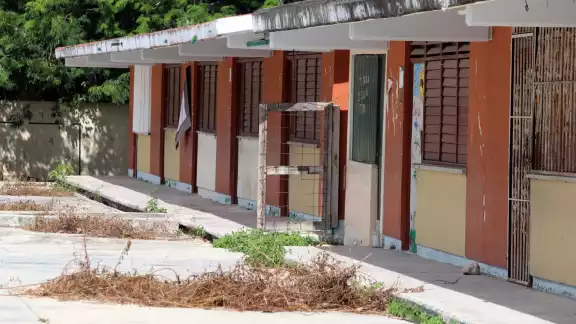 Escuelas que fungirán como refugio en caso de huracán, en pésimas condiciones