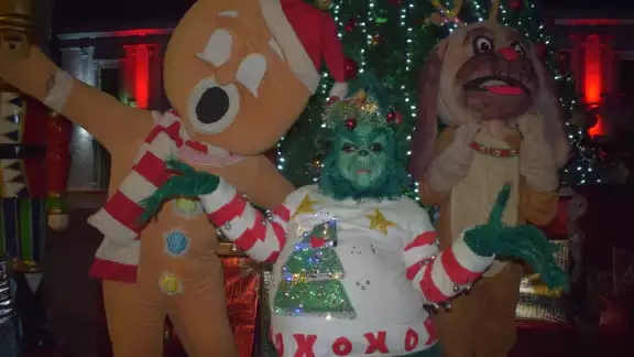 El grinch se tomó varias fotografías con familias de Progreso