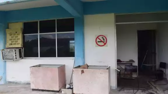 Depósitos de plástico utilizados como tinas de rehabilitación, falta de tubería y de higiene son algunas de las carencias en el lugar Depósitos de plástico utilizados como tinas de rehabilitación, falta de tubería y de higiene son algunas de las carencias en el lugar