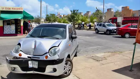 La unidad que provocó el accidente quedó a un lado de la avenida Chetumal en el fraccionamiento Prado Norte de Cancún