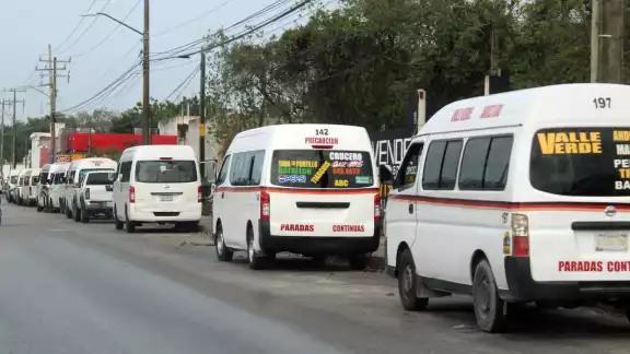 Combis estacionadas en espacios prohibidos
