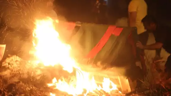 Los vecinos quemaron maderas y muebles viejos Los vecinos quemaron maderas y muebles viejos