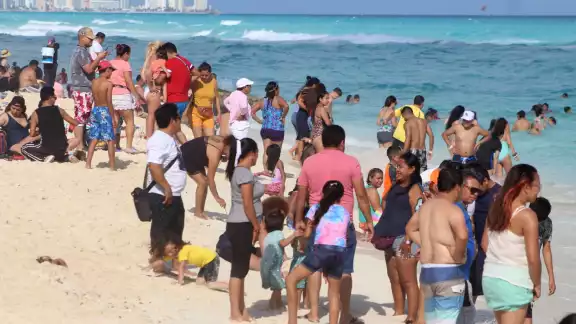 Hasta el momento el aeropuerto de Cancún no ha cancelado vuelos extranjeros debido a ómicron; ayer registró 582 operaciones. Hasta el momento el aeropuerto de Cancún no ha cancelado vuelos extranjeros debido a ómicron; ayer registró 582 operaciones.