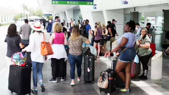 Con el arribo de un número considerable de turistas, Quintana Roo podría incrementar contagios Con el arribo de un número considerable de turistas, Quintana Roo podría incrementar contagios