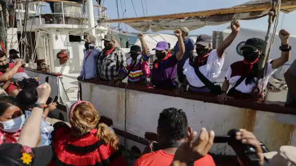 Una delegación del Ejército Zapatista de Liberación Nacional se despide desde un buque Una delegación del Ejército Zapatista de Liberación Nacional se despide desde un buque