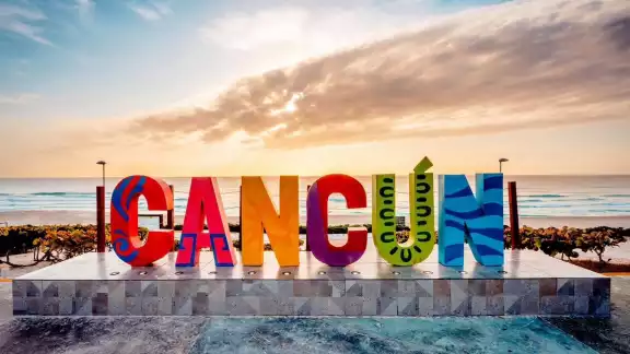 El flujo de turistas es considerablemente mayor, lo que crea un ambiente festivo en la ciudad. El flujo de turistas es considerablemente mayor, lo que crea un ambiente festivo en la ciudad.
