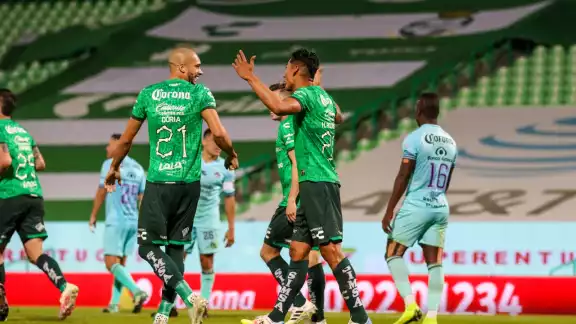 Con un doblete de Hugo Isaac Rodríguez el Santos se colocó en la posición 8 de la tabla general Foto: @ClubSantos Con un doblete de Hugo Isaac Rodríguez el Santos se colocó en la posición 8 de la tabla general Foto: @ClubSantos