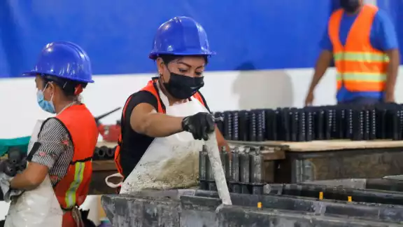 Hay unos 250 empleados en línea de producción y otros 100 más en fletes Hay unos 250 empleados en línea de producción y otros 100 más en fletes