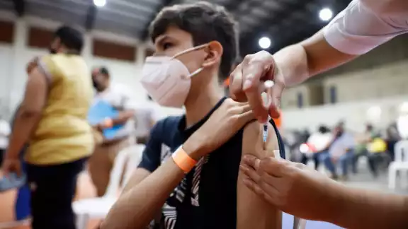 La FDA avaló una dosis de refuerzo de vacuna de Pfizer para jóvenes de este rango de edad