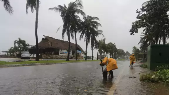 La onda tropical genera vientos Sostenidos: 15 km/h y Rachas: 30 km/h La onda tropical genera vientos Sostenidos: 15 km/h y Rachas: 30 km/h