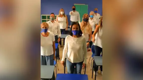 En el video se pueden ver docentes y padres de familia de colegios como: Balam, Monteverde, Kole Kaanbal, Colegio Alexandre, Diuni, entre otros En el video se pueden ver docentes y padres de familia de colegios como: Balam, Monteverde, Kole Kaanbal, Colegio Alexandre, Diuni, entre otros