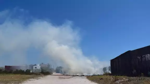 El incendio se sofocó antes de que se propagara a zonas habitacionales El incendio se sofocó antes de que se propagara a zonas habitacionales