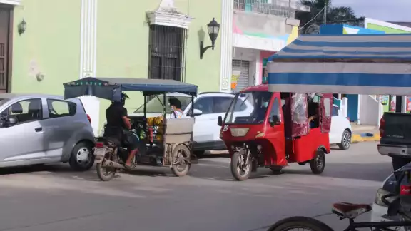 El mototaxista Jesús Manuel Yeh, aseguró que menos de 238 transportistas de todo el municipio cuentan con tarjetón y licencia oficial El mototaxista Jesús Manuel Yeh, aseguró que menos de 238 transportistas de todo el municipio cuentan con tarjetón y licencia oficial