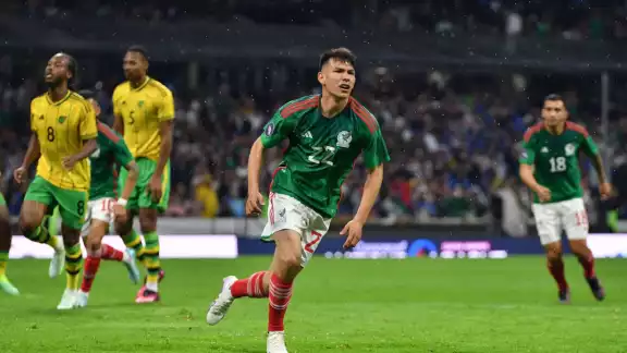 Chuky Lozano cobró un penal con el que consiguió el empate