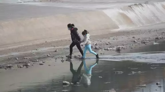 Migrantes cruzando el Río Bravo Migrantes cruzando el Río Bravo